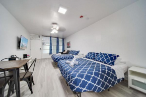Deco Beachside Apt, w/2 Queen Beds, Washer/Dryer